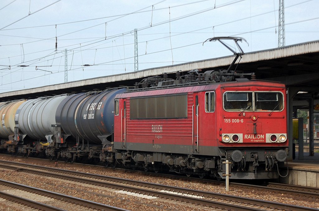 155 008-6 mit Kesselwagenzug f�hrt kurz zum Personalwechsel im Bhf. Flughafen Berlin-Sch�nefeld ein, 29.06.12
