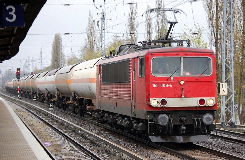 155 009-4 mit Ganzzug Gasdruckkesselwagen am 14.04.11 Berlin-Karow.