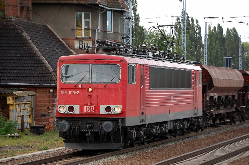 155 010-2 mit einem Ganzzug Sch�ttgutwagen Richtung Bernau, 01.10.09 Berlin-Buch.