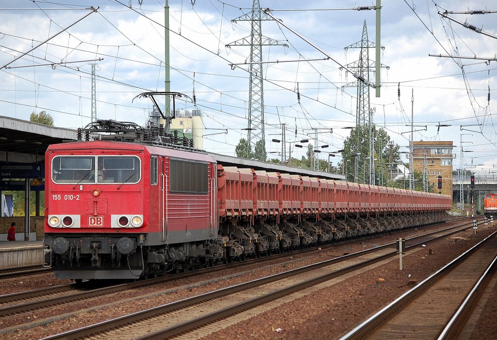 155 010-2 mit einem Ganzzug Sch�ttgutkippwagen vom Typ Fans 128 bei der Durchfahrt im Bhf. Flughafen Berlin-Sch�nefeld, 16.09.10