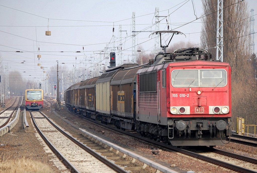155 010-2 mit Ganzzug Schiebewandwagen Richtung Karower Kreuz, 24.02.11 Berlin-Karow.