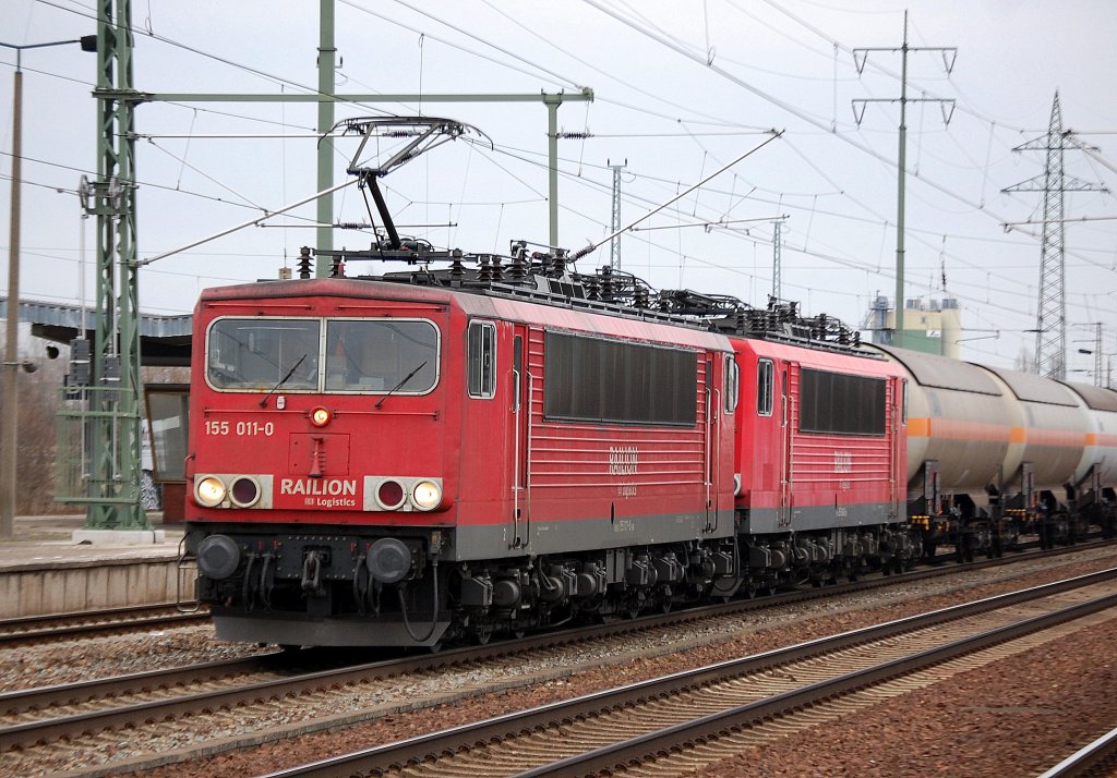 155 011-0 hat die 155 080-5 und eine Ganzzug Gasdruckkesselwagen am Haken, 07.02.11 Bhf. Flughafen Berlin-Sch�nefeld. 