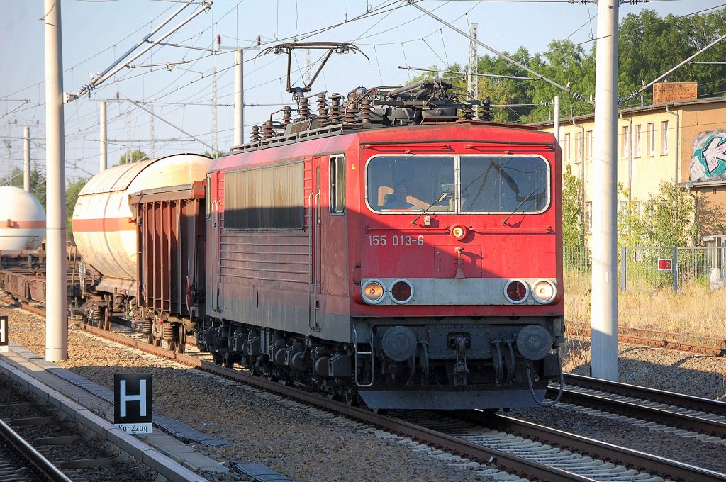 155 013-6 mit gemischtem G�terzug Richtung Berliner Innenring, 09.07.10 Berlin-Blankenburg.