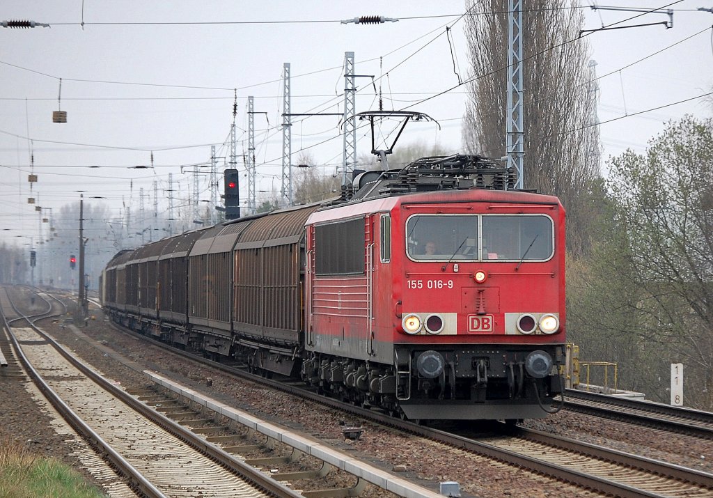 155 016-9 mit einem Ganzzug Schiebewandwagen, 06.04.11 Berlin-Karow. 