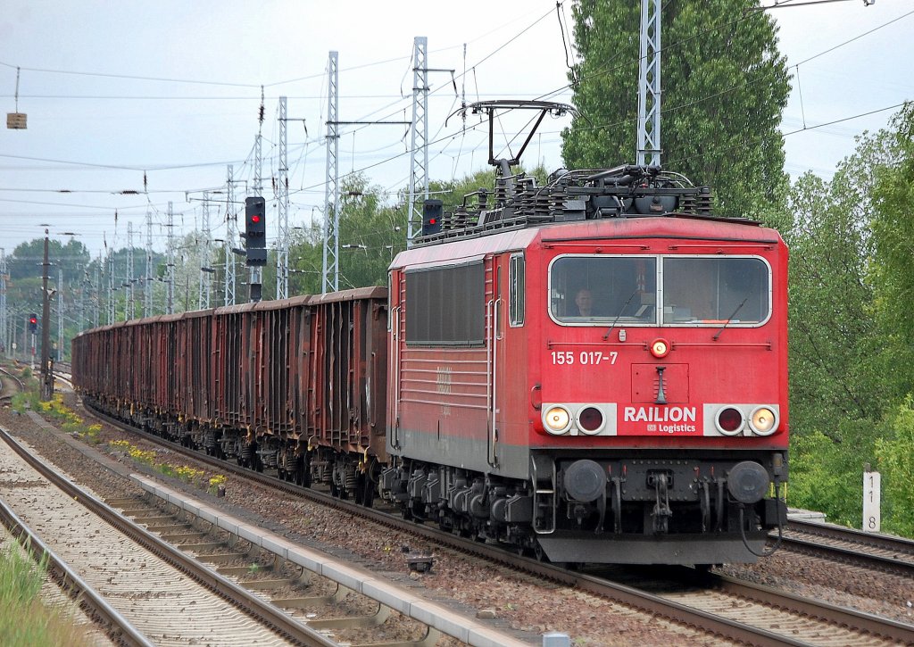 155 017-7 mit einem Ganzzug offener G�terwagen f�hrt auf das Haltesignal vor dem Karower Kreuz Berlin zu, 16.05.11