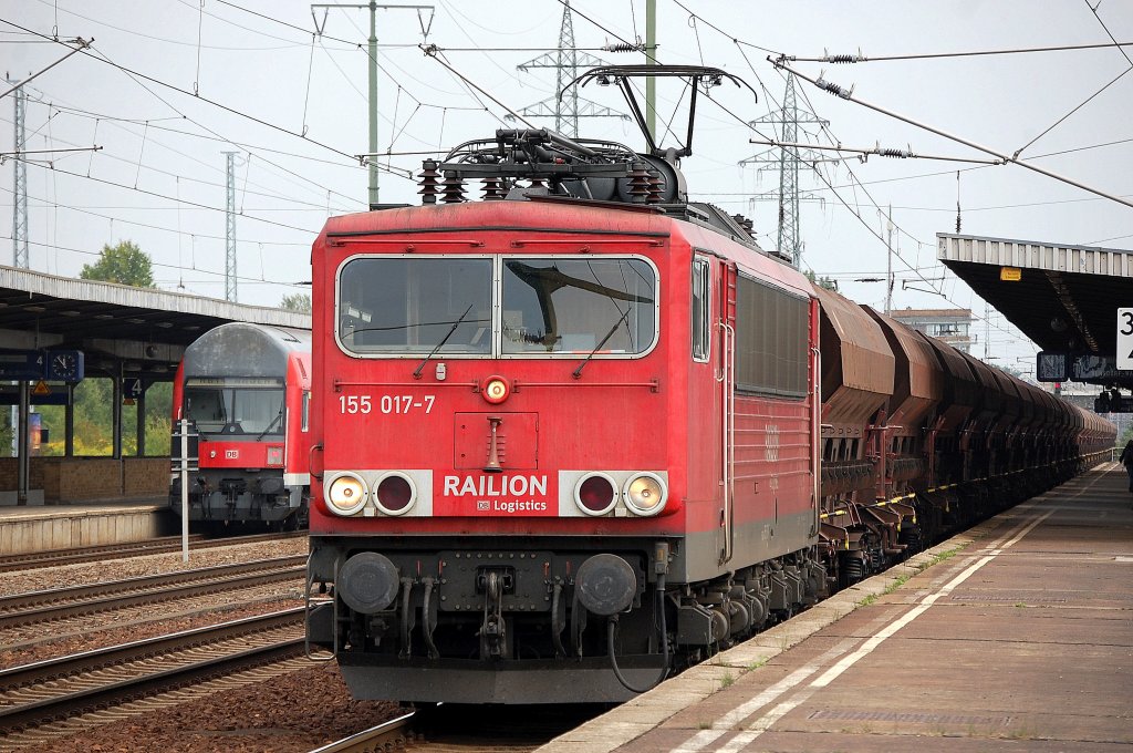 155 017-7 mit Ganzzug Sch�ttgutwagen zum Personalwechsel im Bhf. Flughafen Berlin-Sch�nefeld, 17.08.11