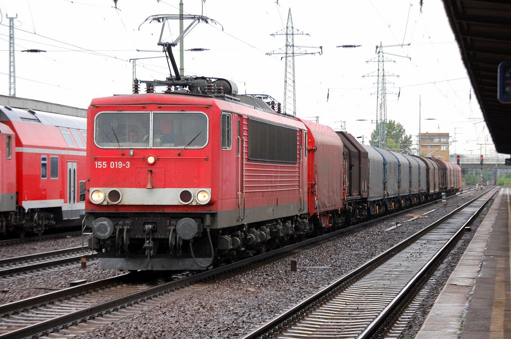 155 019-3 mit einem Zug Coiltransportwagen bei der Durchfahrt im Bhf. Flughafen Berlin-Sch�nefeld, 02.09.10