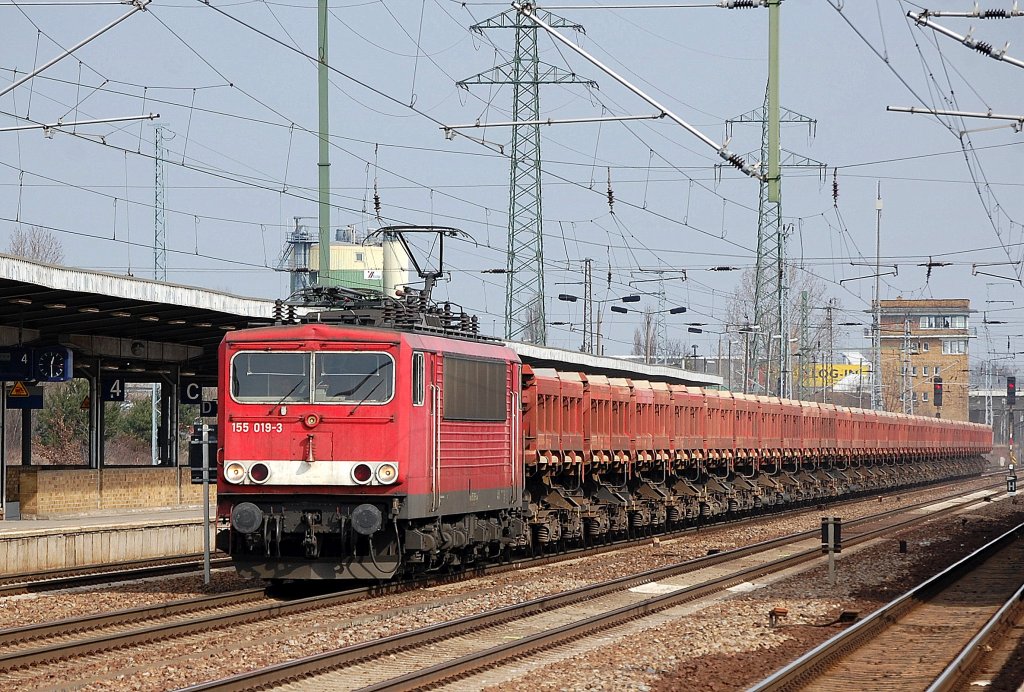 155 019-3 mit Ganzzug Sch�ttgutkippwagen, 20.03.12 Bhf.Flughafen Berlin-Sch�nefeld.