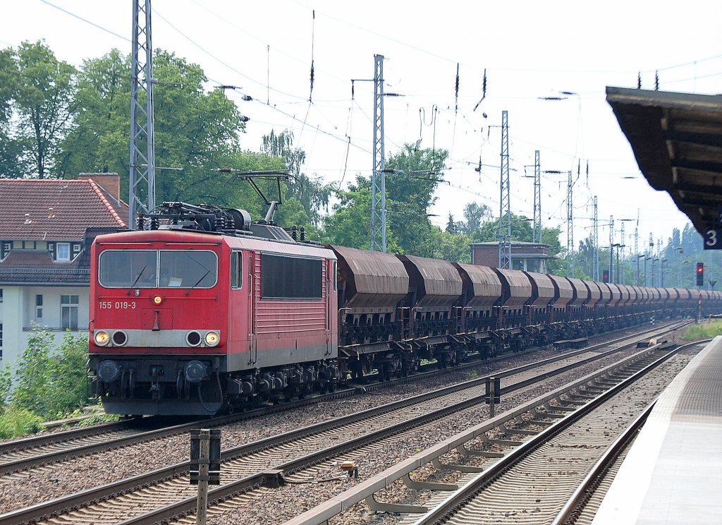 155 019-3 mit Ganzzug Sch�ttgutwagen Richtung Bernau, 08.06.11 Berlin-Karow.