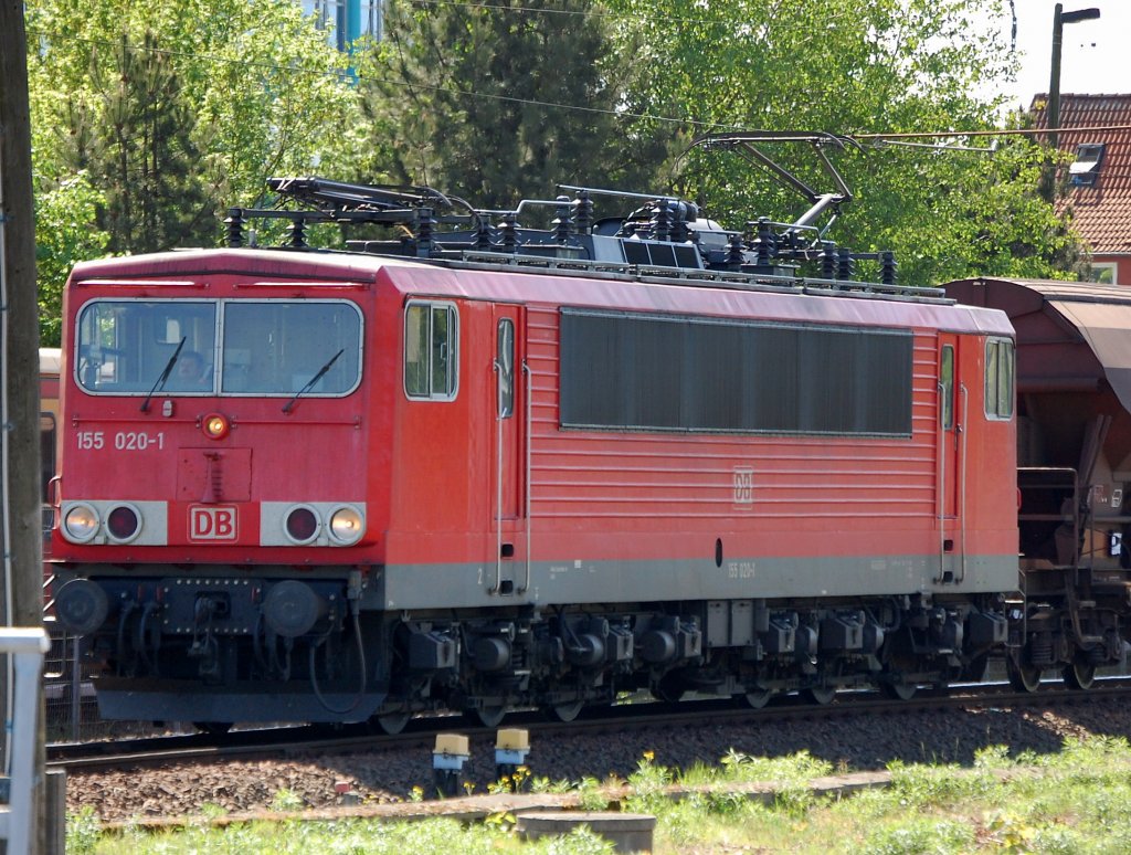 155 020-1 mit einem Ganzzug gedeckter Sch�ttgutwagen bei der Durchfahrt im Bhf. Flughafen Berlin-Sch�nefeld, 02.05.09