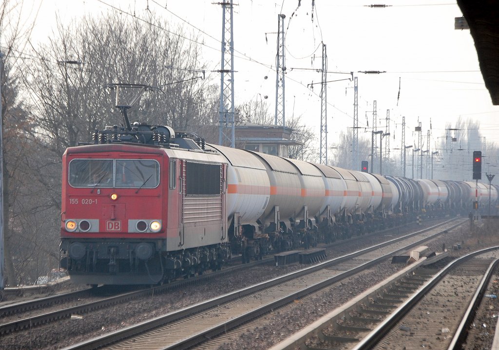 155 020-1 mit Kesselwagenzug Richtung Schwedt �ber Bernau, 24.02.11 Berlin-Karow.