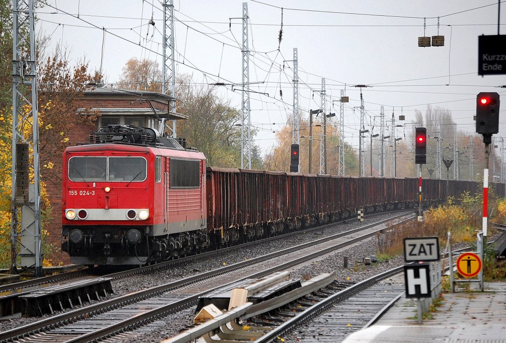 155 024-3 mit einem Ganzzug offener G�terwagen Richtung Bernau, 04.11.10 Berlin-Karow.