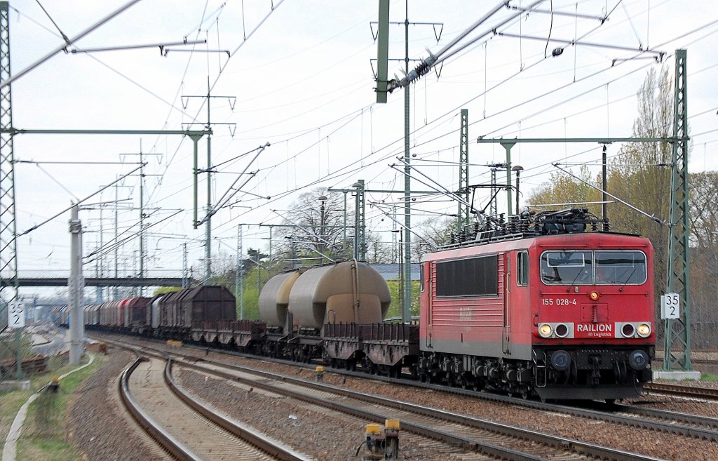 155 028-4 mit einem gemischten G�terzug, 16.04.11 Bhf. Flughafen Berlin-Sch�nefeld.