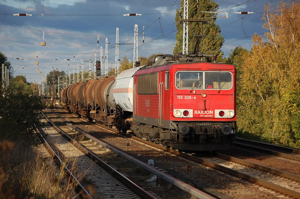 155 028-4 mit einem Kesselwagenzug Richtung Karower Kreuz Berlin, 14.10.09 Berlin-Karow.