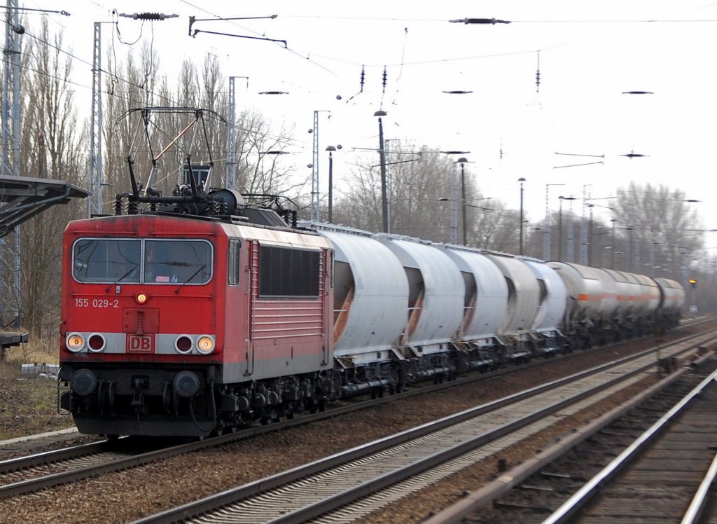 155 029-2 mit einem Staubsilo- und Gasdruckkesselwagenzug Richtung Bernau, 23.12.08 Berlin-Buch.
