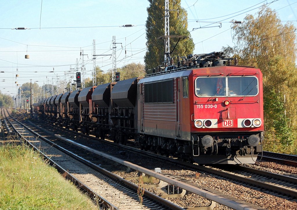 155 030-0 mit einem Ganzzug Sch�ttgutwagen, 13.10.10 Berlin-Karow.