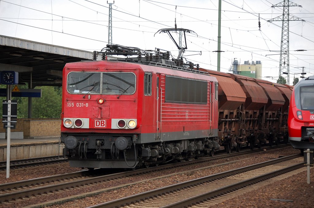 155 031-8 mit einem Ganzzug Sch�ttgutwagen vom Typ Tds bei der Durchafht im Bhf. Flughafen Berlin-Sch�nefeld, 18.08.10