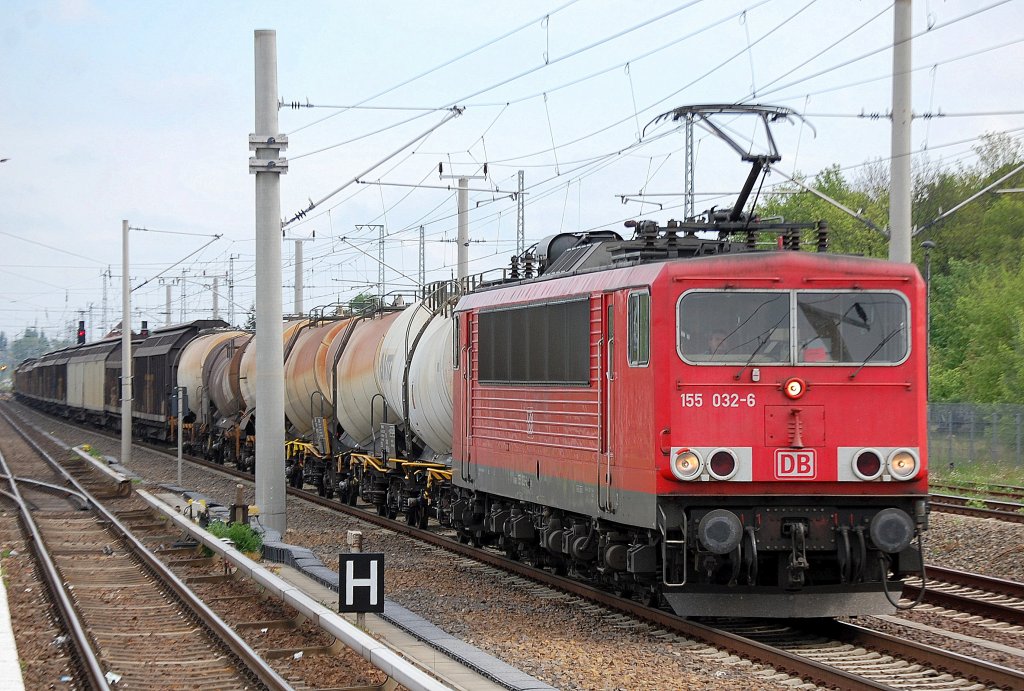 155 032-6 mit gemischtem G�terzug Richtung Innenstadt, 02.05.11 Berlin-Blankenburg.