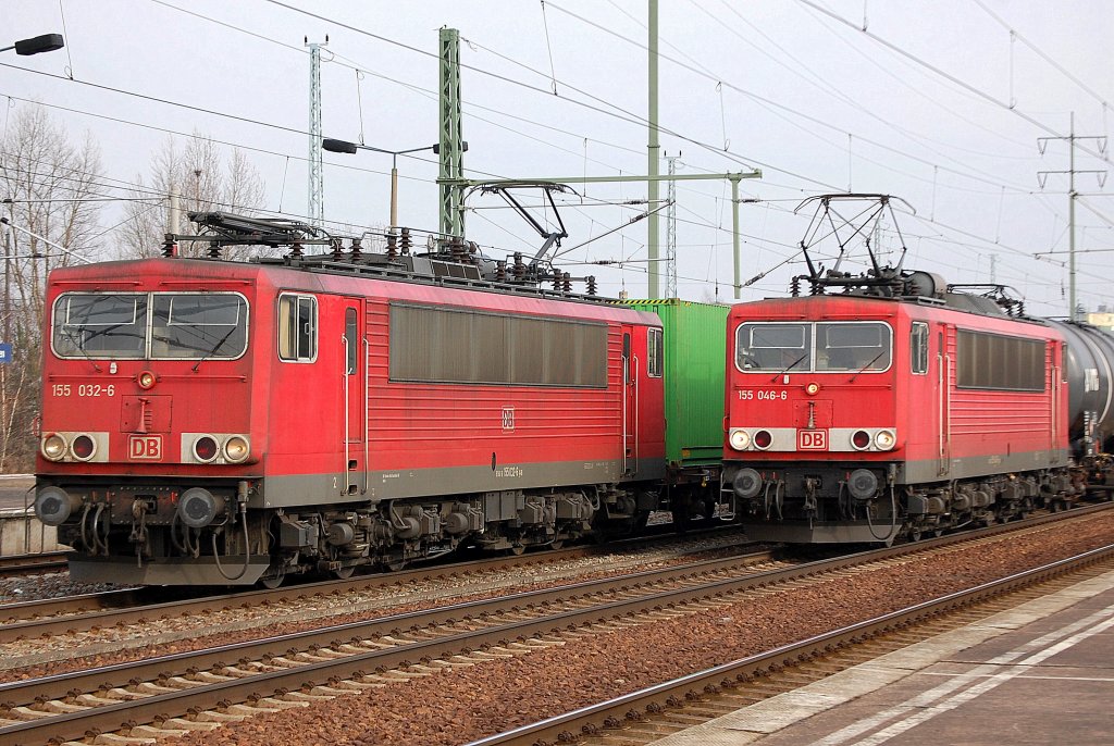 155 032-6 steht abfahrbereit im Bhf. Flughafen Berlin-Sch�nefeld mit einem Containerzug und begegnet 155 046-6 die mit einem gemischten Kesselzug durch den Bhf. f�hrt, 15.02.11