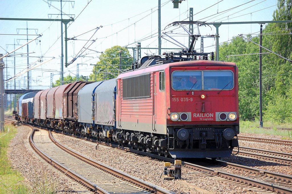 155 035-9 mit einem kurzen gemischten G�terzug, 30.05.11 Bhf. Flughafen Berlin-Sch�nefeld.