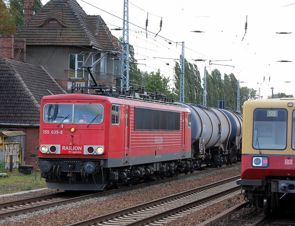 155 035-9 mit Leerzug Kesselwagen Richtung Schwedt �ber Bernau, 01.10.09 Berlin-Buch.  