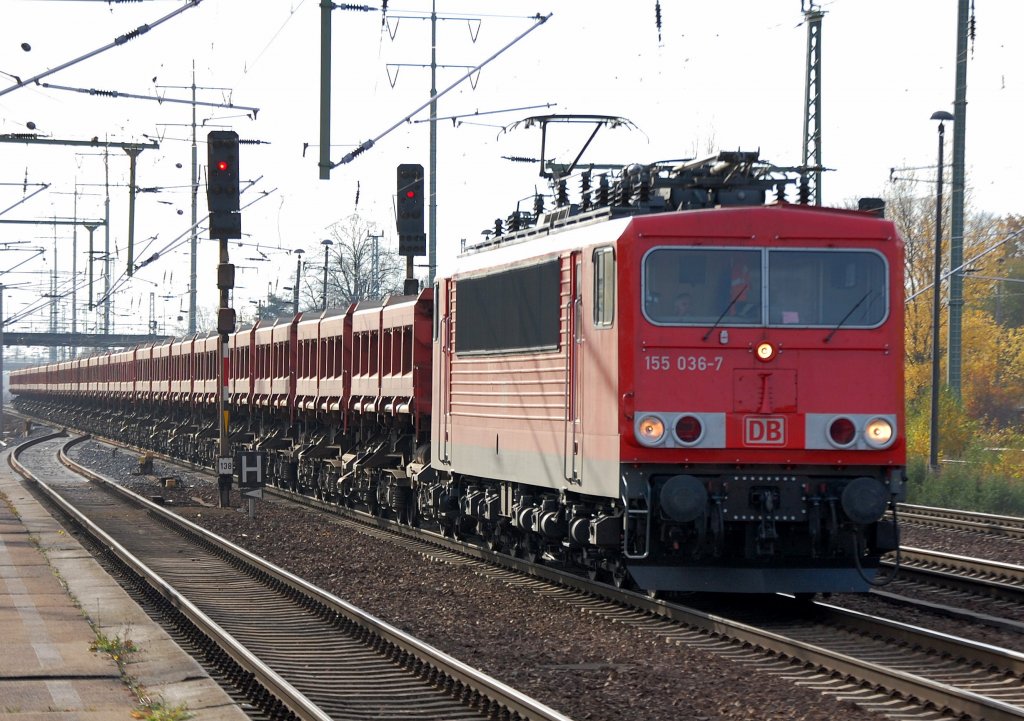 155 036-7 mit einem Ganzzug Sch�ttgutkippwagen vom Typ Fans 128 am 20.10.08 Bhf. Flughafen Berlin-Sch�nefeld.