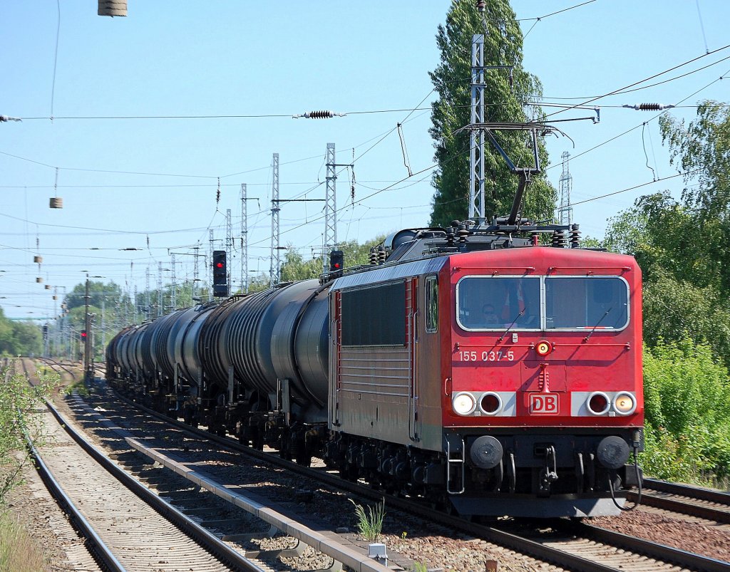 155 037-5 mit einem Kesselwagenzug Richtung Karower Kreuz Berlin, 13.05.09 Berlin-Karow.