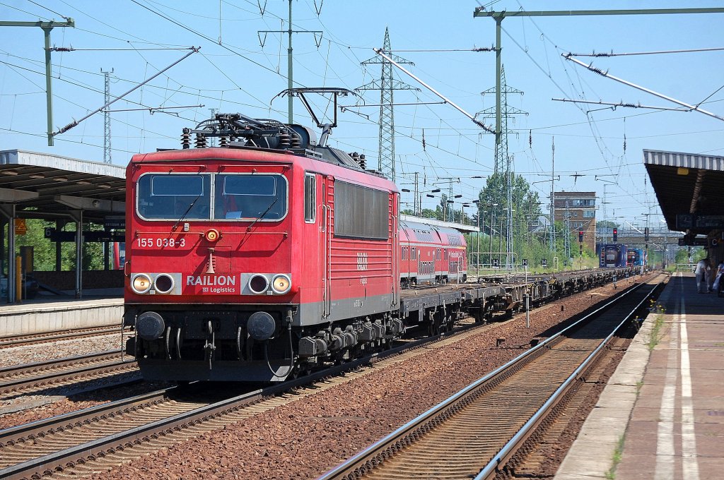 155 038-3 mit einem Fast unbeladenen Containerzug, 28.06.11 Bhf. Flughafen Berlin-Sch�nefeld, 28.06.11