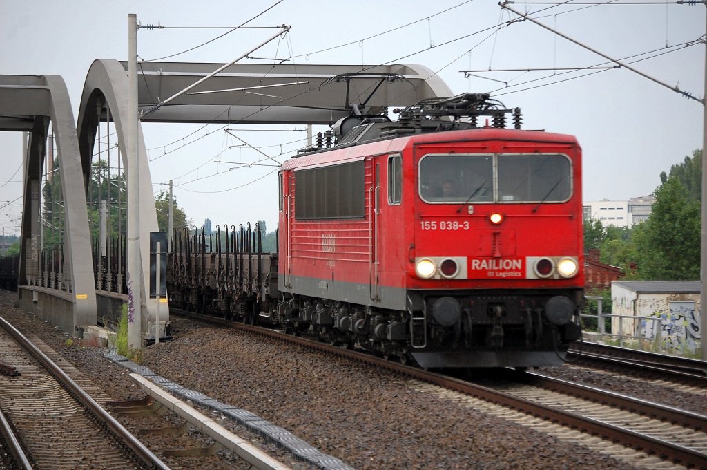 155 038-3 mit einem Leerzug Drehgestell-Rungenflachwagen Richtung Berliner Innenstadt, 23.07.10 19:40 Berlin-Pankow.
