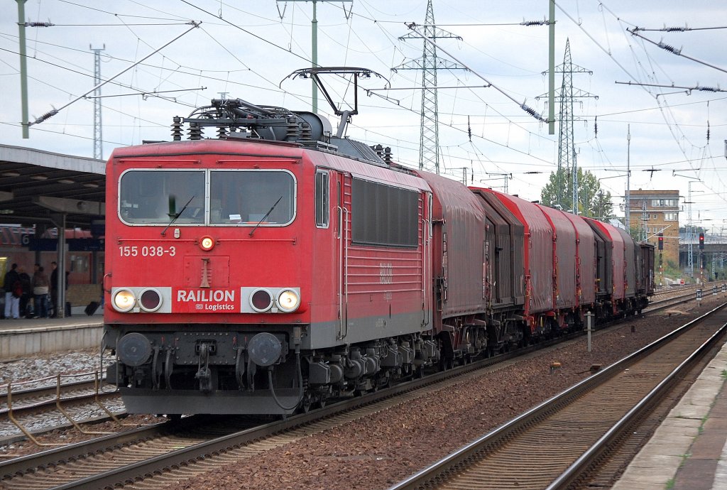 155 038-3 mit sehr kurzem gemischtem G�terzug bei der Durchfahrt im Bhf. Flughafen Berlin-Sch�nefeld, 30.09.10
