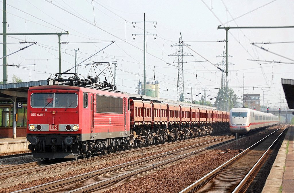 155 039-1 mit einem Ganzzug Sch�ttgutkippwagen bei der Durchfahrt im Bhf. Flughafen Berlin-Sch�nefeld w�hrend am hinteren Ende noch ein ICE am Haltesignal steht, 29.04.11