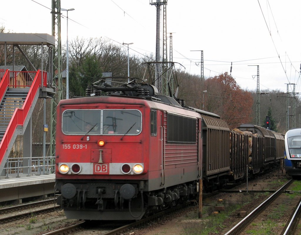 155 039-1 mit gemischtem G�terzug Richtung Berliner Innenring, Winter 07/08 Bhf. Berlin-Wannsee.