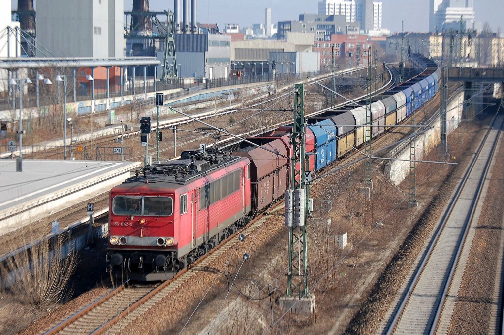 155 042-5 mit einem Ganzzug polnischer Sch�ttgutwagen mit Kohle Richtung Berlin-Spandau, 03.03.11 am Berliner Westhafen Putlitzbr�cke.