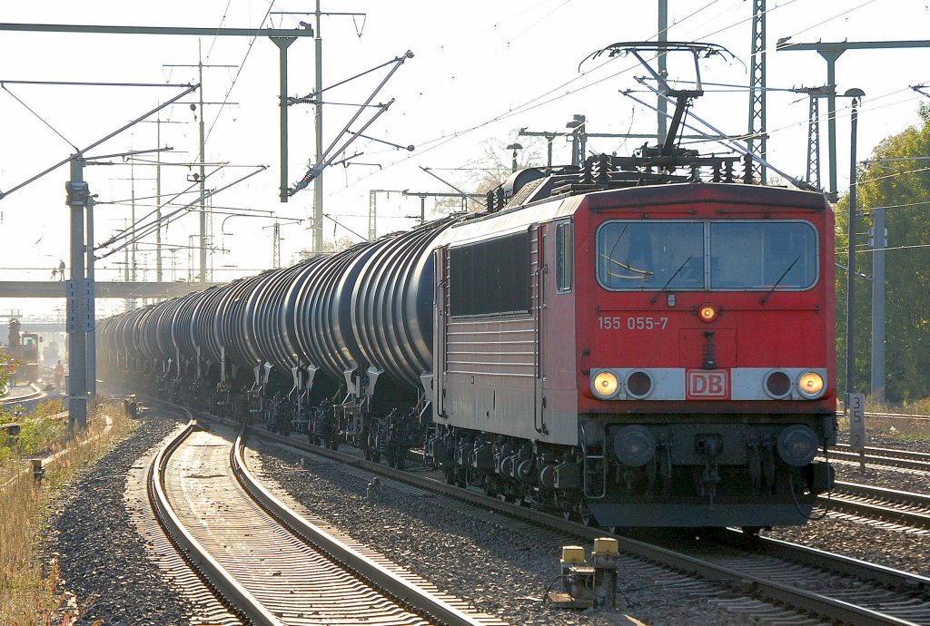 155 055-7 mit einem Ganzzug Kesselwagen, 13.10.10 Bhf. Berlin-Sch�nefeld Flughafen.