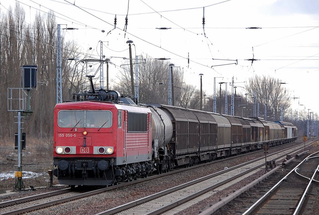 155 056-5 mit einem gemischten G�terzug Richtung Bernau, 05.03.10 Berlin-Buch.