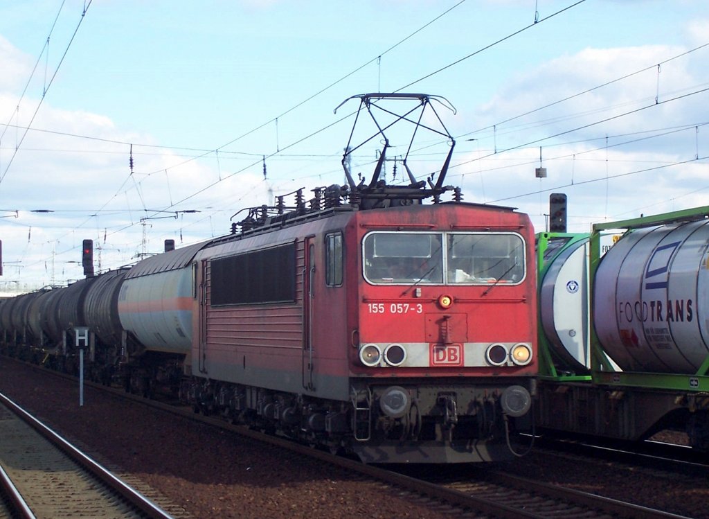 155 057-3 mit Kesselwagenzug im Bhf. Flughafen Berlin-Sch�nefeld, Fr�hling 2008.  