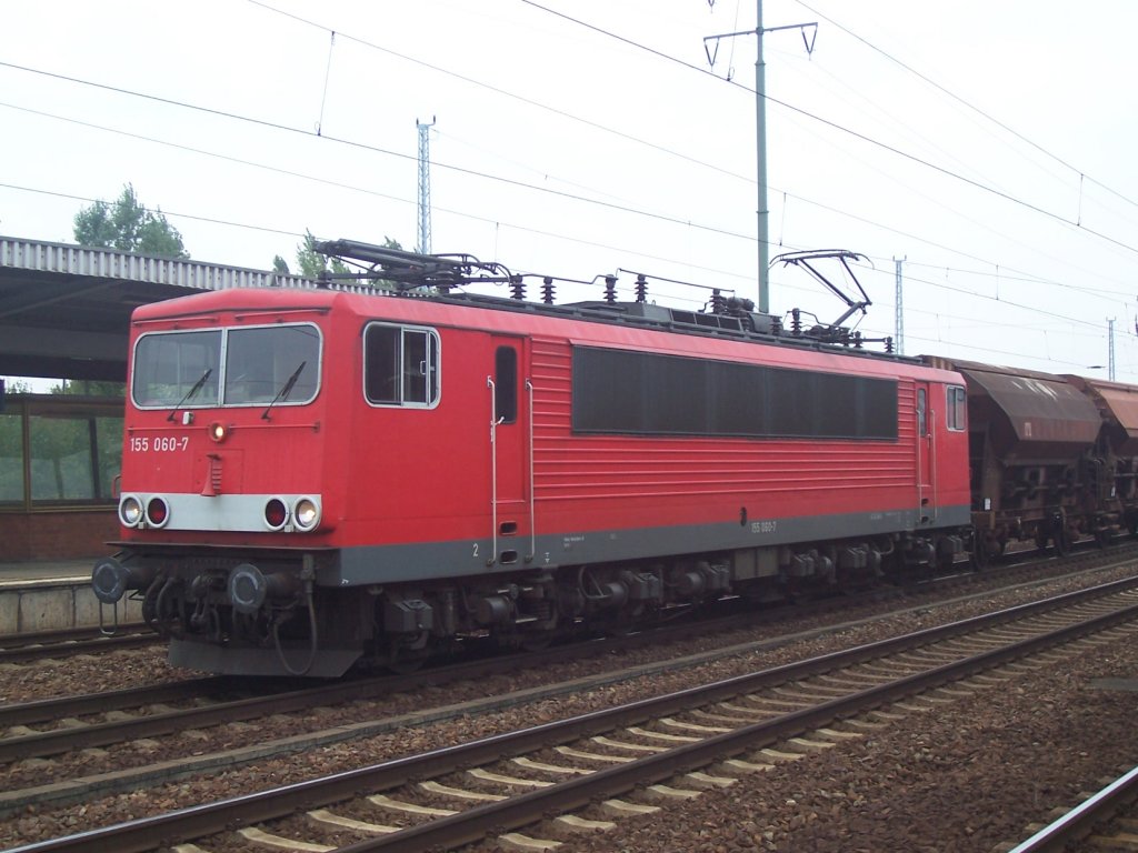155 060-7 mit einem Ganzzug gedeckter Sch�ttgutwagen im Bhf. Flughafen Berlin-Schonefeld Fr�hling 2008. 