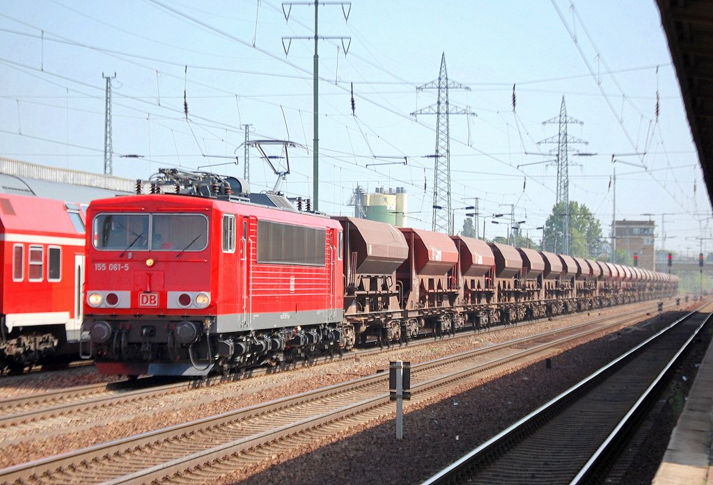 155 061-5 mit einem Ganzzug Sch�ttgutwagen am 19.05.11 Bhf. Flughafen Berlin-Sch�nefeld.
