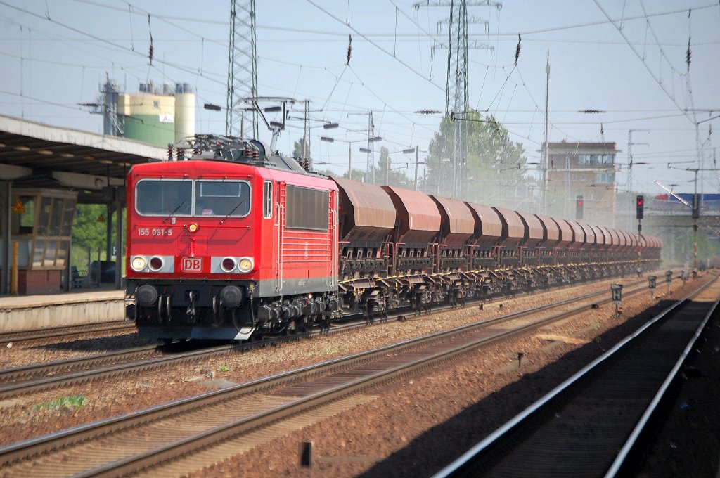155 061-5 mit stark staubigem Ganzzug offener Sch�ttgutwagen, 31.05.11 Bhf. Flughafen Berlin-Sch�nefeld.