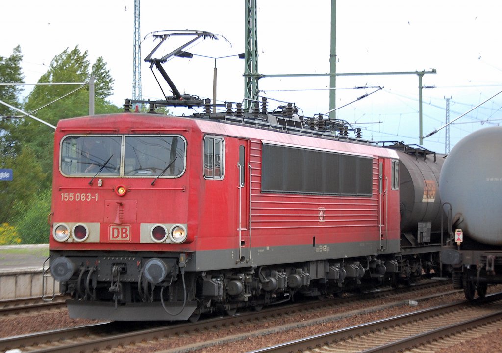 155 063-1 hat einen Ganzzug polnischer Heizoelkesselwagen am Haken und f�hrt nach Personalwechsel im Bhf. Flughafen Berlin-Sch�nefeld gerade an, 02.09.10