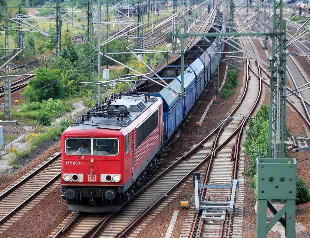 155 063-1 mit einem Ganzzug polnischer Sch�ttgutwagen (leer) Richtung Berlin Wedding, 09.08.11 Berlin-Westhafen.