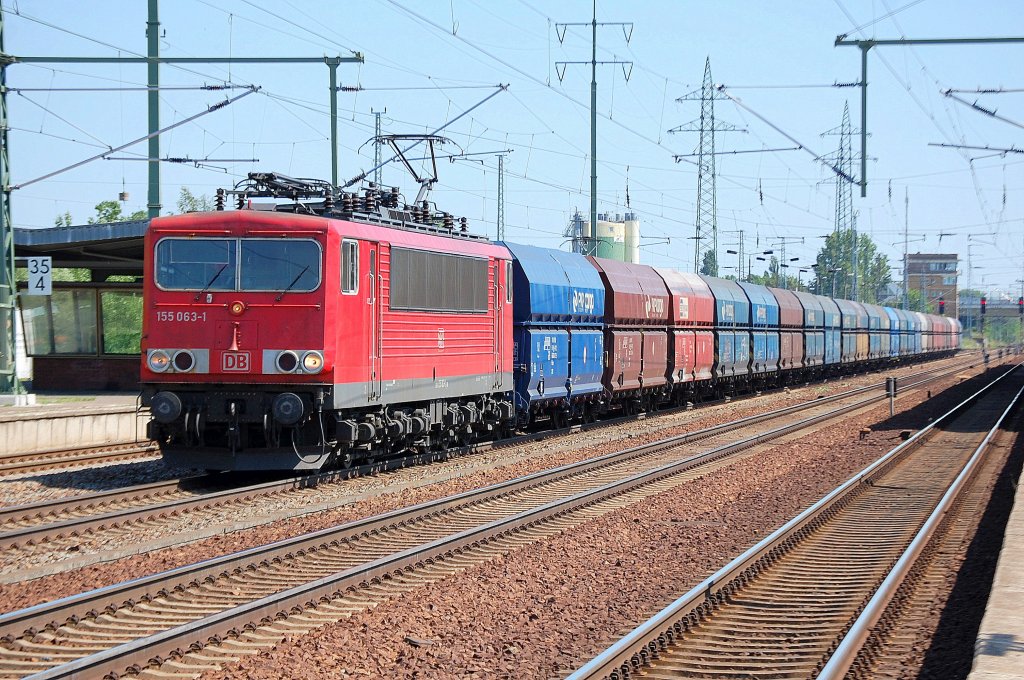 155 063-1 mit Ganzzug polnischer Sch�ttgutwagen bei der Durchfahrt im Bhf. Flughafen Berlin-Sch�nefeld, 30.05.11