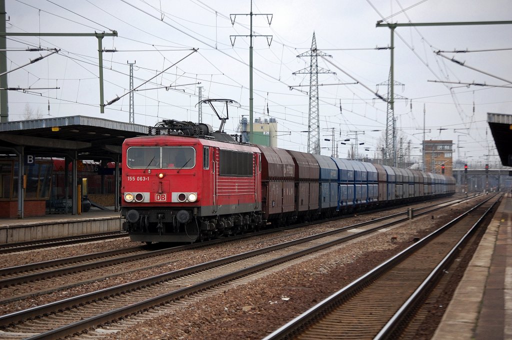 155 063-1 mit Ganzzug polnischer Selbstentladewagen bei der Durchfahrt im Bhf. Flughafen Berlin-Sch�nefeld, 14.03.12