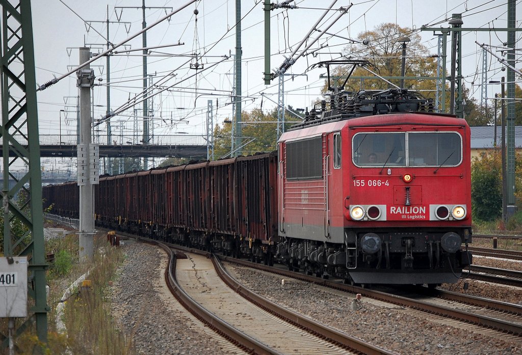 155 066-4 mit einem Ganzzug offener G�terwagen mit Kohle bef�llt, 06.10.10 Bhf. Berlin-Sch�nefeld Flughafen.