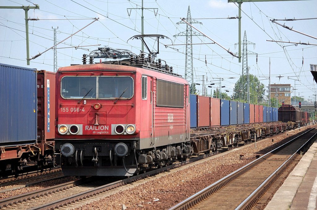 155 066-4 mit gemischtem G�terzug am 13.07.13 Bhf. Flughafen Berlin-Sch�nefeld.