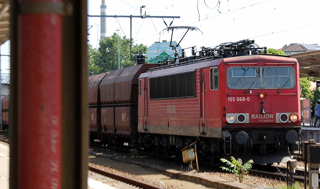 155 068-0 mit einem langen Leerzug Sch�ttgutwagen + offener G�terwagen am 02.07.12 Durchfahrt Bhf. Berlin-Lichtenberg.