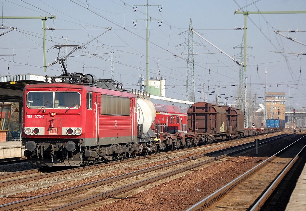 155 073-0 mit einem gemischten G�terzug, 01.03.11 Bhfr. Flughafen Berlin-Sch�nefeld.