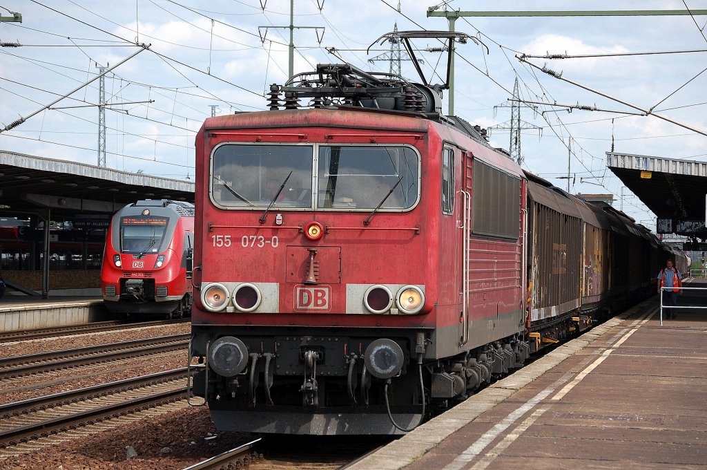 155 073-0 mit Ganzzug Schiebewandwagen am 13.07.13 Bhf. Flughafen Berlin Sch�nefeld zum Personalwechsel.
