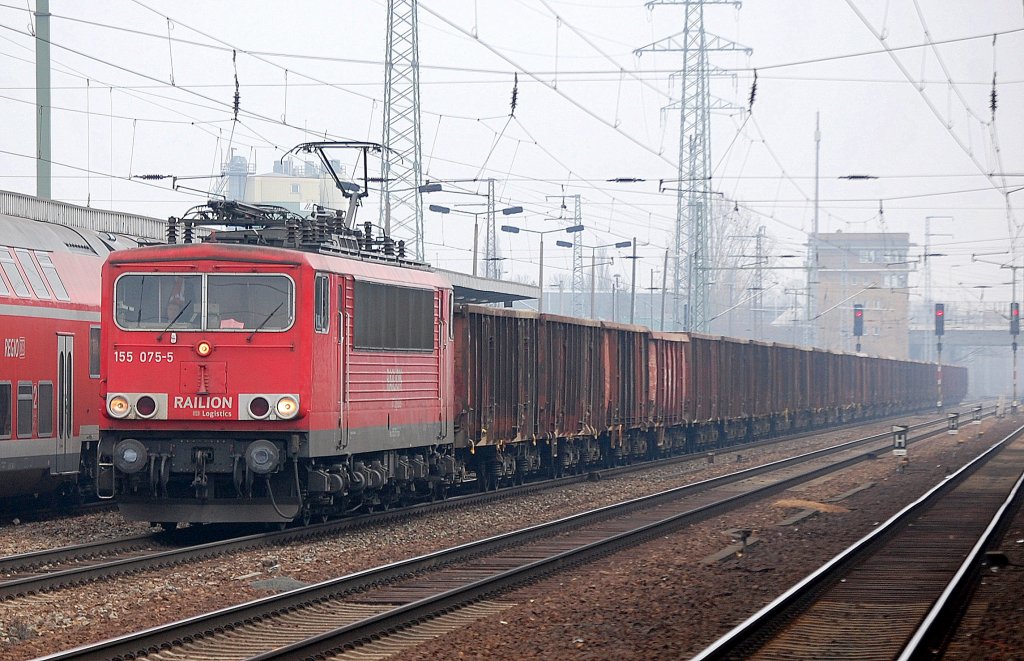 155 075-5 mit einem Ganzzug offener G�terwagen, 15.03.11 Bhf. Flughafen Berlin-Sch�nefeld.