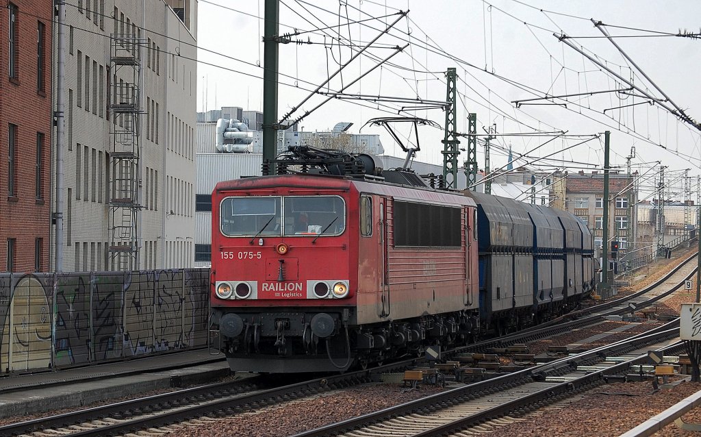 155 075-5 mit Ganzzug polnischer Sch�ttgutwagen Richtung Nordosten, 22.04.13 Berlin-Wedding.